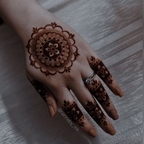 Bunch Mehndi, Mehndi Designs 2023, Favor Quotes, Simple Henna Designs Hand, Pakistani Aesthetic, Tato Henna, Henna Art Designs, Rose Mehndi Designs, Very Simple Mehndi Designs