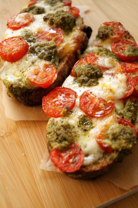 Bruschetta Mozzarella, Healthy Delicious Lunch, Bruschetta Appetizers, Best Bruschetta Recipe, Delicious Lunch Ideas, Bruchetta Appetizers, Pesto Bruschetta, Light Pasta, Tomato Bread