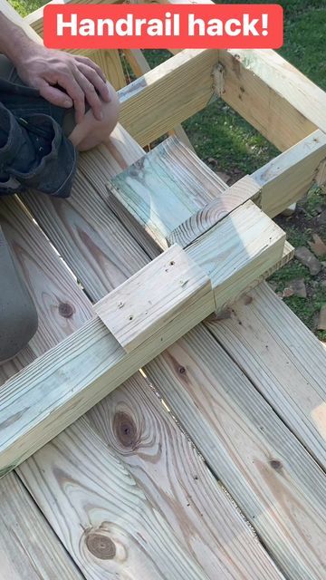 Diy Deck Decor, 2x4 Projects Diy, Outdoor Handrail, 2x4 Projects, Stair Handrail, Deck Railing, Porch Railing, Pallets Garden, Diy Deck