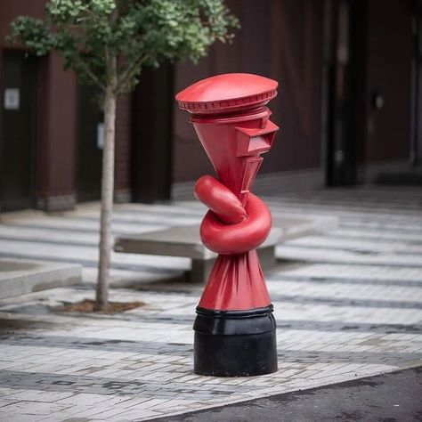 𝐕𝐎𝐆𝐔𝐄 𝐏𝐑𝐎𝐃𝐔𝐂𝐓 (@vogue_product) • Fotos y vídeos de Instagram Alex Chinneck, Post Boxes, Post Box, Last Night, Planter Pots, The Outsiders, Vogue, Canning, On Instagram