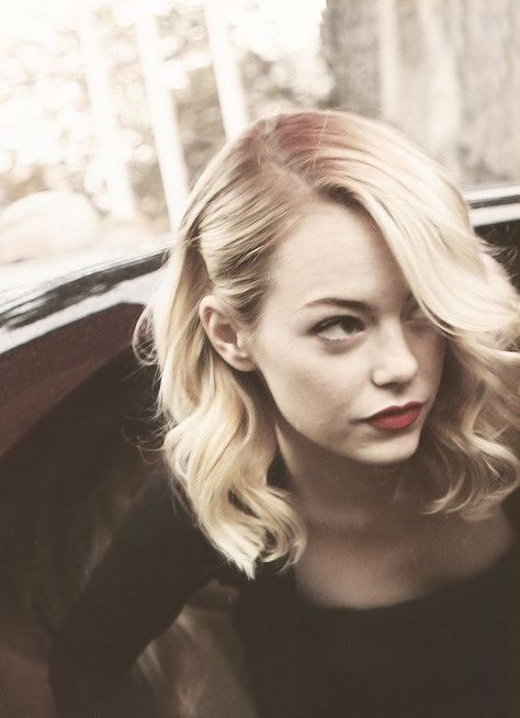 Beautiful vintage style hair on Emma Stone. Side part and loose waves. Curls For Medium Length Hair, Wedding Hairstyles Medium Length, Medium Curls, Best Wedding Hairstyles, 2015 Hairstyles, Shoulder Length Hair Cuts, Wedding Hair Down, Penteado Cabelo Curto, Vintage Diy