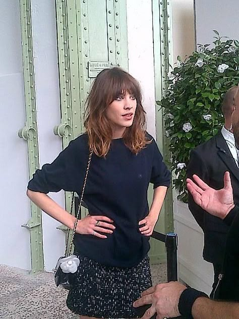 Alexa Chung Hair, Alexa Chung Style, Unhealthy Obsession, Beautiful Human, Bangs With Medium Hair, Cover Girl, Alexa Chung, Dress For Success, Style Icon