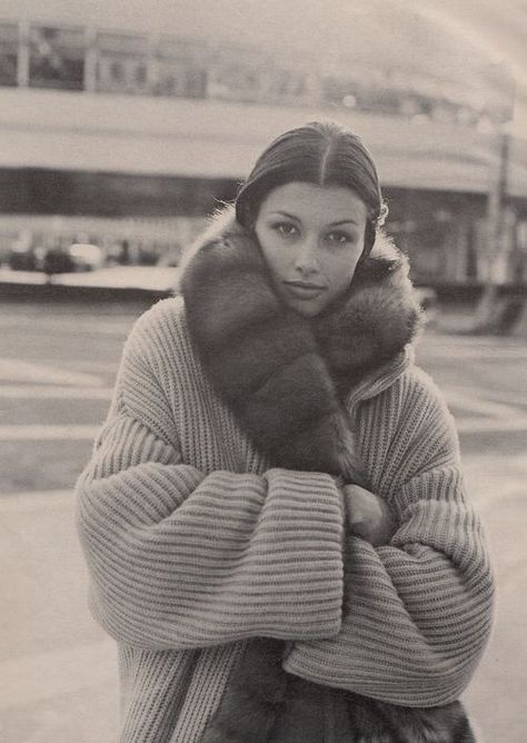 Vintage Editorials, Bridget Moynahan, 90s Supermodels, Fur Scarf, Inspiration Mode, Knit Fashion, Look Fashion, Editorial Fashion, Pilates