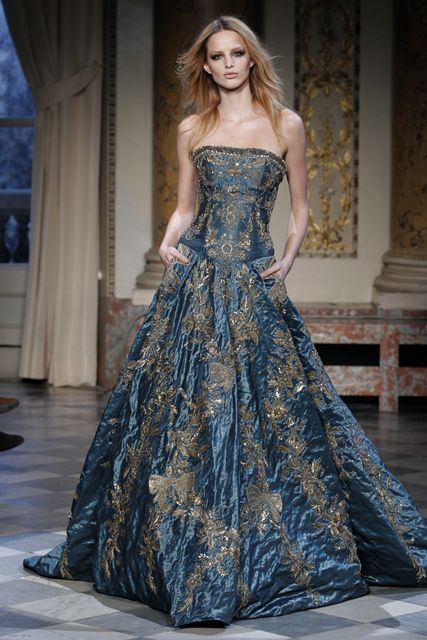 Amazing gown, dress by Zuhair Murad Turquoise Dress, Fantasy Dresses, Dream Dresses, Printed Dresses, Zuhair Murad, Designer Gowns, Gorgeous Gowns, Beautiful Gowns, Blue And Gold