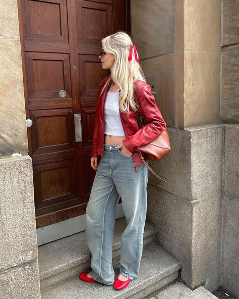 Can’t stop won’t stop wearing red 🍎 | Instagram Red Ballet Flats Outfit, Red Flats Outfit, Red Shoes Outfit, Flat Shoes Outfit, Chica Chola, Red Ballerinas, Ballet Flats Outfit, Ballerina Outfit, Latina Outfits