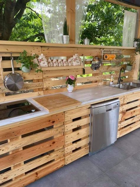 Kitchen Organizing Ideas, Green Community, Pallet Kitchen, Pallet Patio, Small Deck Decorating Ideas, Space Saving Kitchen, Backyard Kitchen, Outdoor Kitchen Patio, Pallet Outdoor