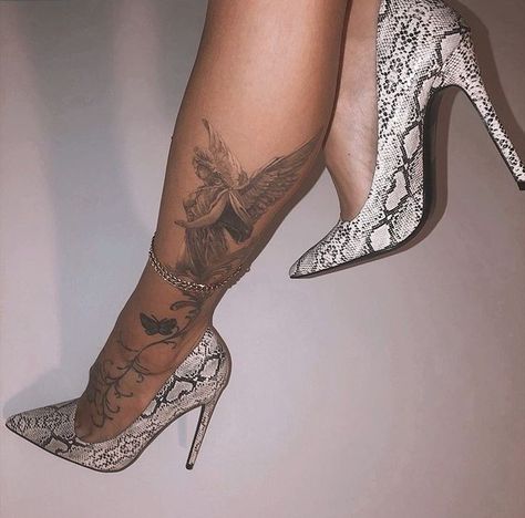 Chicanas Tattoo, Foot Tattoos For Women, Black Girls With Tattoos, Hip Tattoos Women, Mode Tips, Spine Tattoos For Women, Tattoos For Black Skin, Red Ink Tattoos, Leg Tattoos Women