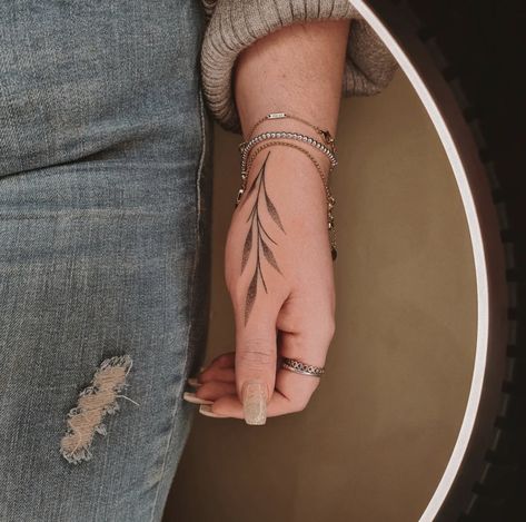 Shop Minimum Tattoo Ideas, Thumb Tattoo Ideas, Thumb Tattoo, Tattoo Main, Side Hand Tattoos, Thumb Tattoos, Hand And Finger Tattoos, Simple Henna Tattoo, Vine Tattoos