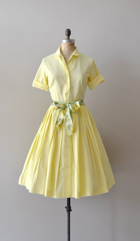 1950s soft yellow shirtdress. 1950s Dresses Vintage, Retro Mode, Vestidos Vintage, 50s Dresses, 1950s Dress, Moda Vintage, 50s Fashion, 1950s Fashion, Dresses Vintage