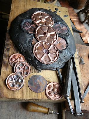 e l i g i u s: Repousse work and a mixture called tenax. Chasing And Repousse, Sheet Metal Work, Sheet Metal Tools, Silversmithing Jewelry, Silversmith Jewellery, Metal Embossing, Metal Forming, Earthy Jewelry, Copper Sheets