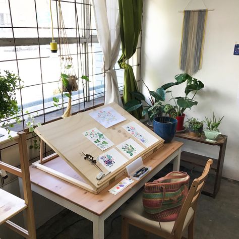 Home Art Studios, Flora Waycott, Rangement Art, Art Studio Space, Art Studio Organization, Art Studio Room, Art Studio Design, Drawing Table, Art Studio At Home