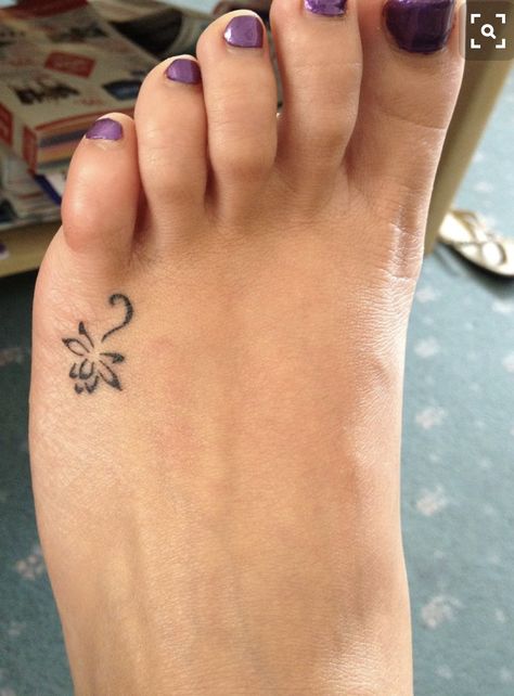 Tiny Tattoo Designs, Tiny Foot Tattoos, Small Lotus Flower Tattoo, Small Foot Tattoos, Toe Tattoos, Lotus Flower Tattoo Design, Tiny Tattoos For Women, Cross Tattoos For Women, Tattoo Pictures