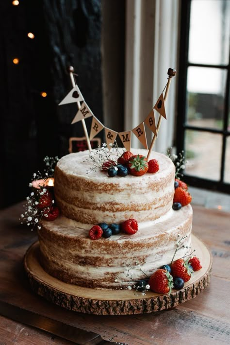 Add some texture to you wedding cake by topping it with fresh fruit | Image by Taylor Hughes Photography Naked Cake Decorating Ideas, Naked Fruit Cake, Naked Cake With Fruit, Naked Cake With Berries, Dinner Party Style, Civil Dress, Vintage Pasta, Patriotic Wedding