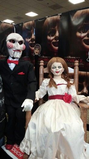 Saw n Annabel Annabelle Costume, Saw Costume, Annabelle Halloween, Saw Halloween, Horror Movie Costumes, Horror Halloween Costumes, Creepy Costumes, Couples Halloween Outfits, Trendy Halloween Costumes