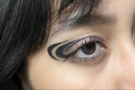 Interesting Eyeliner, Simple Graphic Eyeliner, Dot Eyeliner, Black Graphic Liner, Burlesque Aesthetic, Graphic Liner Makeup, Eyeliner Graphic, Creative Eyeliner, Collage Idea