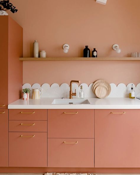 interiorstellar (@interiorstellar) on X Modern Retro Kitchen, Retro Pink Kitchens, Popular Kitchen Designs, Minimal Kitchen Design, Colourful Kitchen, Art Deco Kitchen, Studio Kitchen, Big Bathrooms, Boho Kitchen