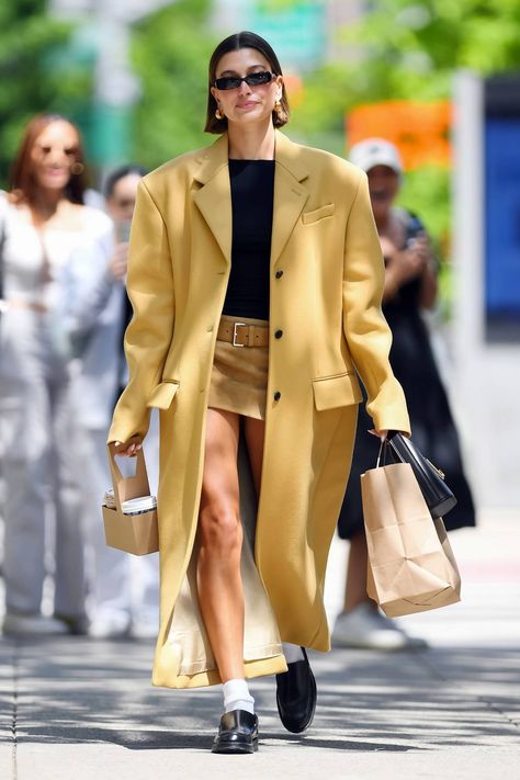 Hailey Bieber shows some legs in a mustard yellow mini skirt with matching trench coat while picking up breakfast in New York City Yellow Coat Outfit Fall, Yellow Trench Coat Outfit, Breakfast In New York City, Yellow Coat Outfit, Beige Coat Outfit, Mustard Yellow Coat, Saint Laurent Outfit, Fall Coat Outfit, Hailey Bieber Street Style