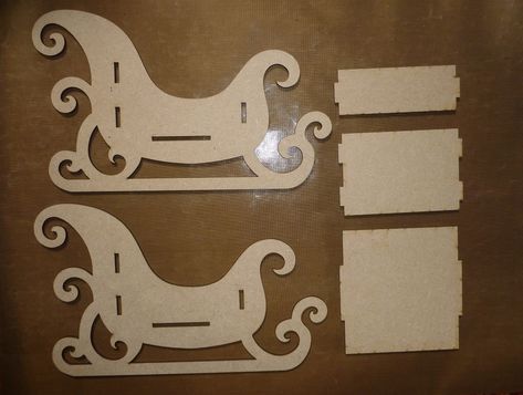 Cardboard Sleigh And Reindeer, Cardboard Sleigh Diy, Diy Santa Sleigh, Mdf Christmas Decorations, Royal Icing Templates, Valentine Diy, Idee Cricut, Christmas Yard Art, Diy Santa