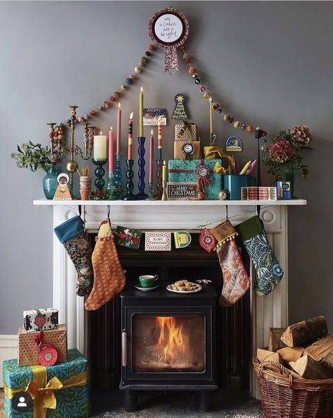 Retro Christmas Mantle Ideas, Colorful Maximalist, Period Living, Happy Christmas Eve, Christmas Decor Inspiration, Christmas Interiors, Christmas Mantle, Bright Christmas, Christmas Inspo