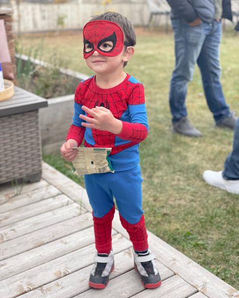 Spin Spiderman Costume, Diy Spider Man Mask, Spidey Mask Diy, Spidey Costumes Diy, Spider Man Diy Costume, Spider Man Mask Diy, Homemade Spiderman Costume, Diy Spider Man Costume, Spiderman Costume For Boys