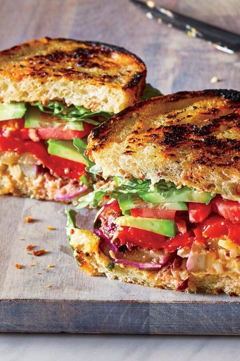 Gourmet Sandwiches Vegetarian, Veggie Flatbread Sandwich, Vegetarian Club Sandwich Recipes, Grilled Veggie Sandwich Recipes, Veggie Club Sandwich, Vegetarian Sandwiches Recipes, Hot Vegetarian Sandwiches, Vegetarian Club Sandwich, Meatless Sandwich Ideas