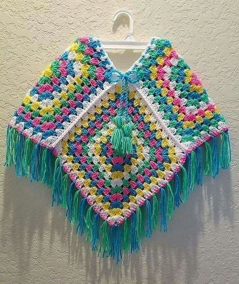 Crochet Poncho Kids, Granny Square Poncho, Poncho Au Crochet, Girls Poncho, Crochet Poncho Free Pattern, Crochet Poncho Patterns, Poncho Pattern, Crochet Baby Clothes, Crochet Baby Dress