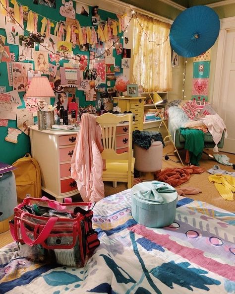 Lara Jean Covey, Movie Bedroom, Messy Bedroom, Lara Jean, Jenny Han, Dreamy Room, Dream Room Inspiration, Whole Heart, Spare Room