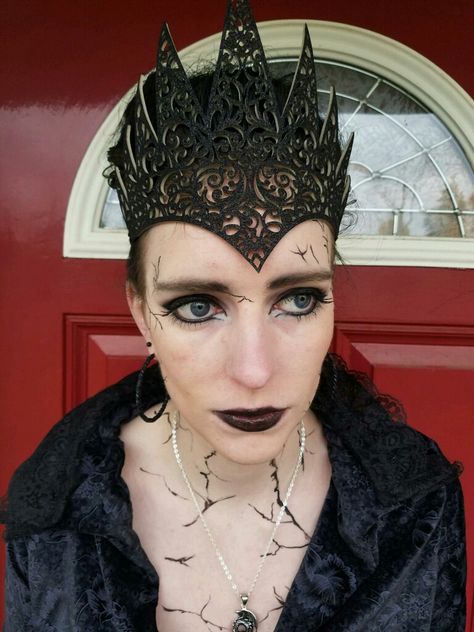 Evil Queen Hairstyles, Green Dress Makeup, Dragon Queen, 2023 Halloween, Queen Crown, Halloween Photos, Dress Makeup, Evil Queen, Ravens