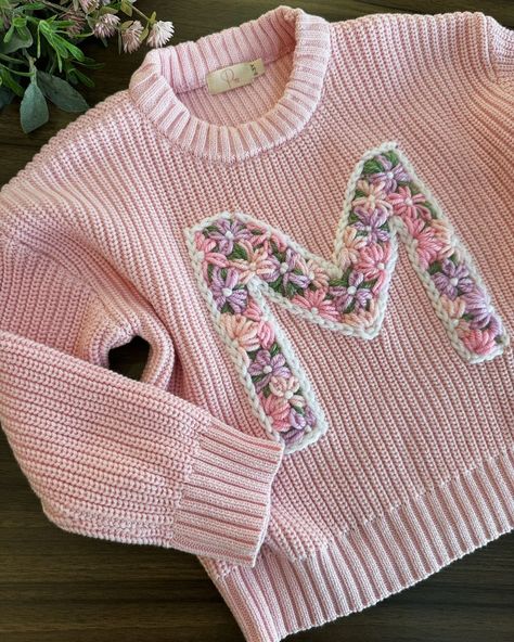 Hand embroided personalised sweaters - Pixie&Me | Love these bold statement pieces! A super chunky sweet M for Mackenzie! For those who are looking to order one of these on the next drop… | Instagram Embroidered Sweater Diy, Chain Stitch Tutorial, Fabric Pens, Personalised Jumpers, Personalised Bunting, Personalized Sweater, Tambour Embroidery, Diy Baby Gifts, Simple Chain