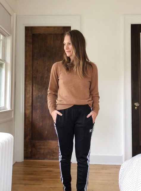 Black Adidas Sweatpants Outfit, Adidas Pants Outfit Winter, Adidas Joggers Outfit Women, Adidas Joggers Outfit, Adidas Track Pants Outfit, Adidas Pants Outfit, Track Pants Outfit, Jogger Pants Outfit, Winter Pants Outfit