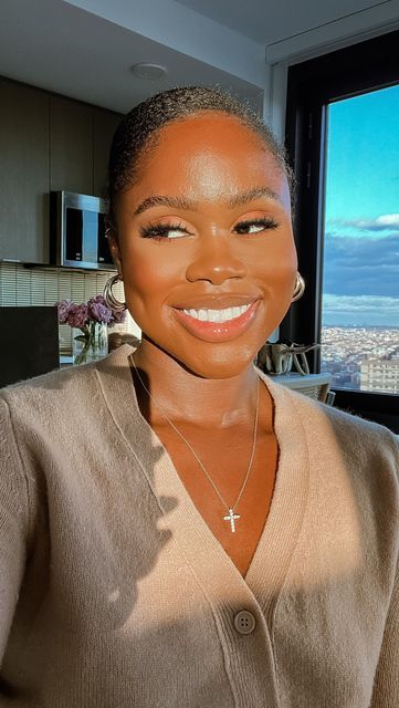 Eni Popoola | NYC Blogger on Instagram: "I heard someone say this was the year they’d learn to do their own makeup. And I felt that. So let’s start with some of the basics. #beginnermakeup #beginnermakeuptutorial #makeupforbeginners #makeupforblackwomen #darkskinwomenmakeup #beautyreel" Eni Popoola, Mua Tips, Aesthetic Board, Make Up Inspo, Makeup Tutorial For Beginners, Dark Skin Women, Makeup For Beginners, Makeup For Black Women, Rich People