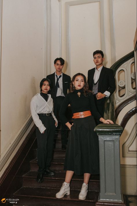 #stairs #darkacademia #retro #aesthetic Retro Group Photoshoot, Group Stairs Photoshoot, Pose Foto Yearbook, Gaya Foto Yearbook, Yearbook Pose Ideas, Aesthetic Yearbook Photos, Mafia Group Photo, Mafia Theme Outfit, Mafia Yearbook