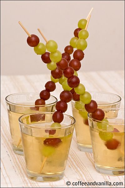 12 grapes for New Year's (Spanish tradition) 12 Grapes, Coffee And Vanilla, New Years Eve Traditions, New Years Eve Day, Coffee Vanilla, Spanish Christmas, New Years Traditions, New Year's Food, Vanilla Coffee