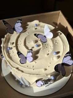 White Birthday Cake With Butterflies, Mini Cakes Butterfly, Butterfly Cake 7th Birthday, 18th Birthday Cake Butterfly, Birthday Cakes With Butterflies, Butterfly Cake Aesthetic, Aesthetic Butterfly Cake, Butterfly Bday Cake, Cake Butterfly Design