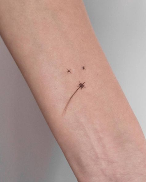 Tattoo of the word "amar" located on the inner forearm. North Star Tattoos, Ephemeral Tattoo, Star Tattoo Meaning, Shooting Star Tattoo, Small Star Tattoos, Matching Friend Tattoos, Tiny Wrist Tattoos, Cool Wrist Tattoos, Fineline Tattoo