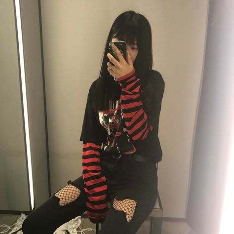 Edgy Grunge Style, Seoul Street Fashion, Seoul Street, Dark Clothing, Egirl Fashion, E Girl Outfits, Goth Outfit, Aesthetic Grunge Outfit, Peach Tea