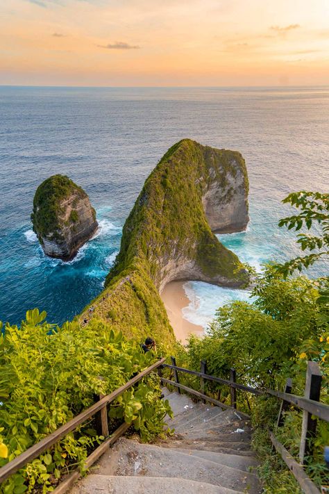 The famous T-Rex shaped beach - Kelingking Beach - is one of the best places to see on Nusa Penida. Click here to read a complete guide for visiting Kelingking Beach including how to get there, what is the best time for visiting and what to expect! | Best things to do on Nusa Penida | Visiting Nusa Penida | Kelingking Beach Guide | T-Rex Beach Bali | Bali bucket list | Off the beaten places in Bali | What to do on Nusa Penida | Best places on Nusa Penida | Bali bucket list Bali Famous Place, Kelingking Beach Bali, Nusa Penida Bali, Kelingking Beach, Bali Bucket List, Instagram Design Creative, Bali Vacation, Beach Bali, Bali Beaches