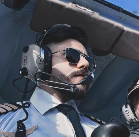 Pilot Uniform Men Aesthetic, Pilot Aesthetic Male, Hot Pilot, Pilot Uniform Men, Male Pilot, Pilot Uniform, Men In Uniform, Book Aesthetic, Pilots