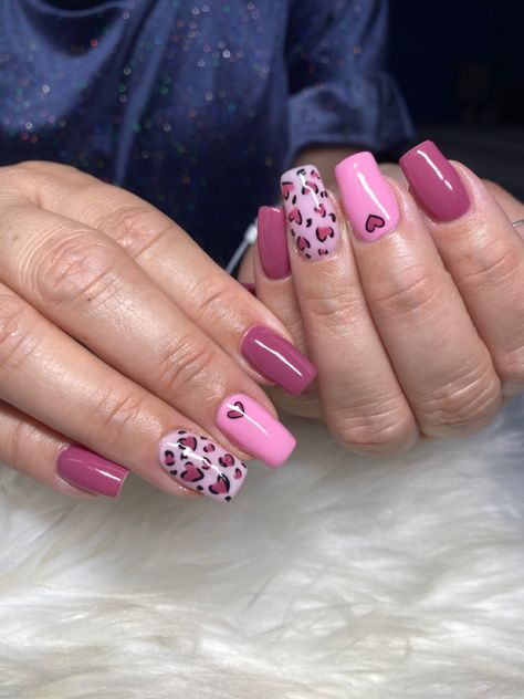 Pink Leapord Nails Acrylic, Pink Cheetah Print Nails, Heart Cheetah Nails, Heart Cheetah Print Nails, Pink Lepord Nails Designs, Hot Pink Cheetah Nails, Cheetah Print Valentine Nails, Cheetah Valentines Nails, Heart Leopard Nails