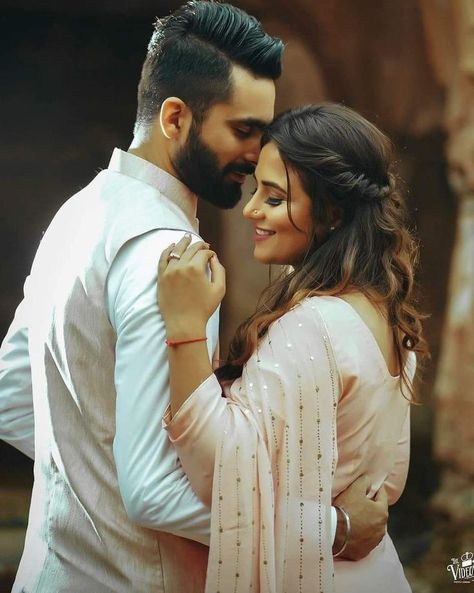 Couples Candid Photography, Pre Wedding Photoshoot Outfit, Engagement Photography Poses, Wedding Photoshoot Props, Wedding Portrait Poses, Couple Engagement Pictures, Pre Wedding Photoshoot Outdoor, Engagement Pictures Poses, Wedding Photoshoot Poses