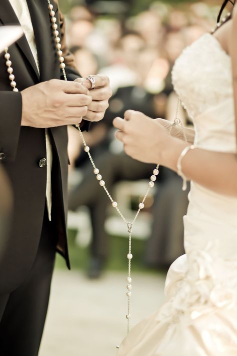 El lazo Latino Wedding Traditions, Mexican Wedding Traditions, Wedding Lazo, Hispanic Wedding, Catholic Traditions, Catholic Wedding Traditions, Wedding Rosary, Wedding Lasso, Spanish Wedding