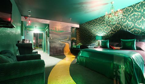 "The Wizard's Emeralds" Room - Roxbury Hotel & Spa Catskill Hotel, Themed Hotel Rooms, Ny Hotel, Fall Getaways, Modern Hotel, Hotel Rooms, Hotel Spa, Wizard Of Oz, Bed Room