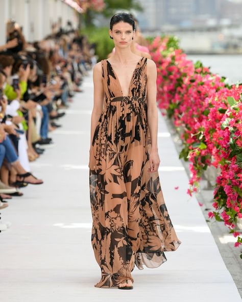 Michael Costello, Michael Kors Fashion, Top Design Fashion, Chiffon Gown, Michael Kors Collection, Summer 24, Print Trends, Runway Collection, Fashion Photoshoot