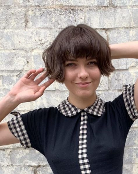 Bob Haircut Short Bangs, Short Pixie Bob With Bangs, Dutch Bob With Bangs, French Bob With Side Swept Bangs, Pixie French Bob, Mod Bob Haircut, Layered Micro Bob, French Bob With Side Bangs, Platinum French Bob