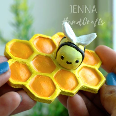 Clay Honey Bee, Bee Clay Art, Clay Ideas Cute, At Home Clay, Bee Clay, Diy Fridge Magnets, Clay Craft Ideas, Easy Clay Sculptures, Diy Resin Projects