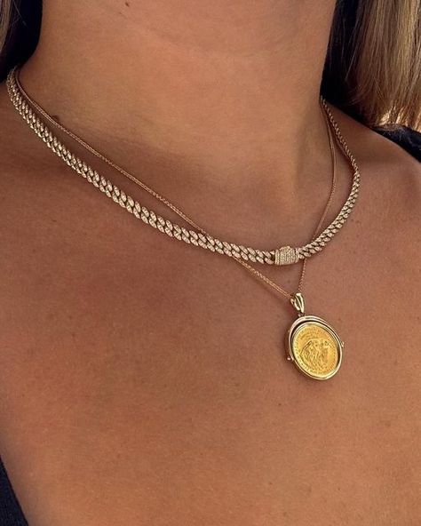 𝐏𝐎𝐑𝐓𝐄𝐑 𝐋𝐘𝐎𝐍𝐒 on Instagram: "900 pavé diamonds and counting. A timeless solid 14K gold design goes luxe in the Diamond Curb Chain – plays well with the Spinning Gold Eagle Coin Necklace.

#PorterLyons #PLOnYou #UncommonLuxury

Fine Jewelry, Solid Gold, Diamond Necklace, Luxury Jewelry, Coin Necklace, 14 karat, flat back earrings, piercing earrings, permanent jewelry" Gold Eagle Coins, Necklace Luxury, Permanent Jewelry, Eagle Coin, Piercing Earrings, Gold Eagle, Flat Back Earrings, Gold Diamond Necklace, Coin Necklace