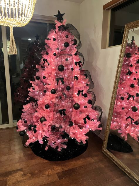 Pink Gold And Black Christmas Tree, Black Tree Pink Ornaments, Pink And Black Christmas Tree Decoration, Black Tree With Pink Ornaments, Pink Christmas Tree With Black Ornaments, Pink Tree With Black Ornaments, Black Christmas Tree Aesthetic, Pink And Black Christmas Tree Ideas, How Christmas Tree