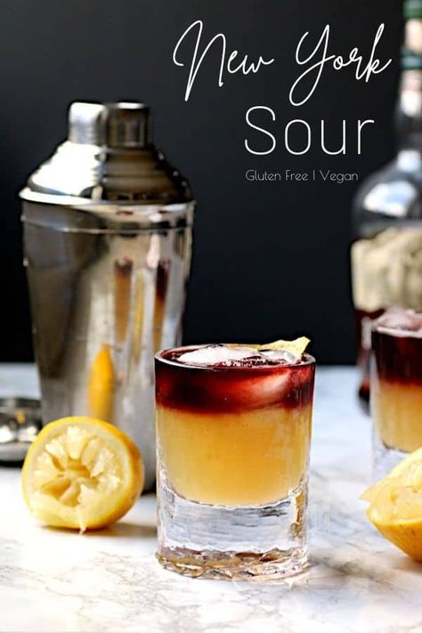 Fancy Cocktails Recipes, New York Sour, Sour Beer, Make Simple Syrup, Fancy Cocktails, Sour Cocktail, Creative Cocktail, Fancy Drinks, Mixed Drinks Recipes