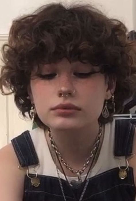 Grunge Girl Haircut, Short Curly Alt Hairstyles, Androgynous Curly Haircut, Tomboy Curly Hair, Short Grunge Hair Curly, Non Binary Haircuts Curly, Short Cuts For Curly Hair, Curly Haircuts Short, Non Binary Haircuts