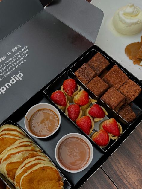 IG: @shikinnorazam Food Box Aesthetic, Desert Business Ideas, Dessert Boxes Packaging, Nutella Bar, Food Business Ideas, The Key To My Heart, Dessert Packaging, Catering Ideas Food, Dessert Boxes